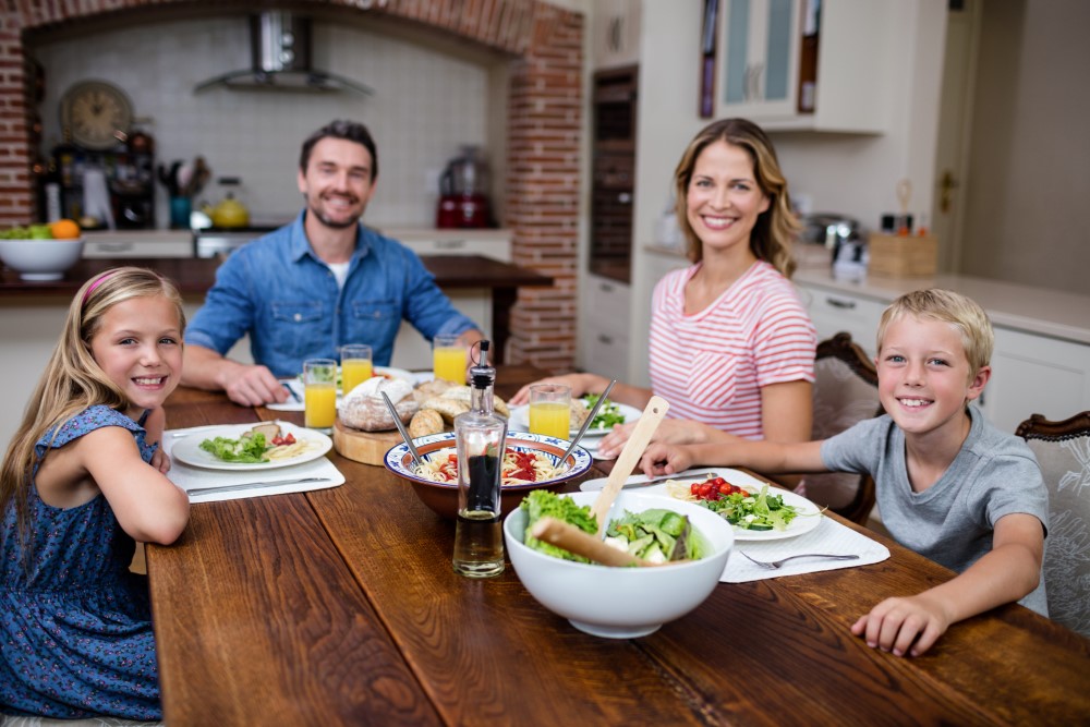 Familie der spiser aftensmad sammen